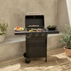 Barbecue Gaz 3 Brûleurs. Tablettes Rabattables - Bonacieux - Noir. Avec Rangement -Promos Le Jardin Vivant Magasin 64467a3cd20c89.89038440