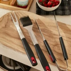 Barbecue Premium Charbon De Bois ø57cm. Charles + Accessoires - Noir émaillé. Avec Grille Amovible. Aérateurs. Fumoir. Récupérateur -Promos Le Jardin Vivant Magasin 64467a691c1328.99474307