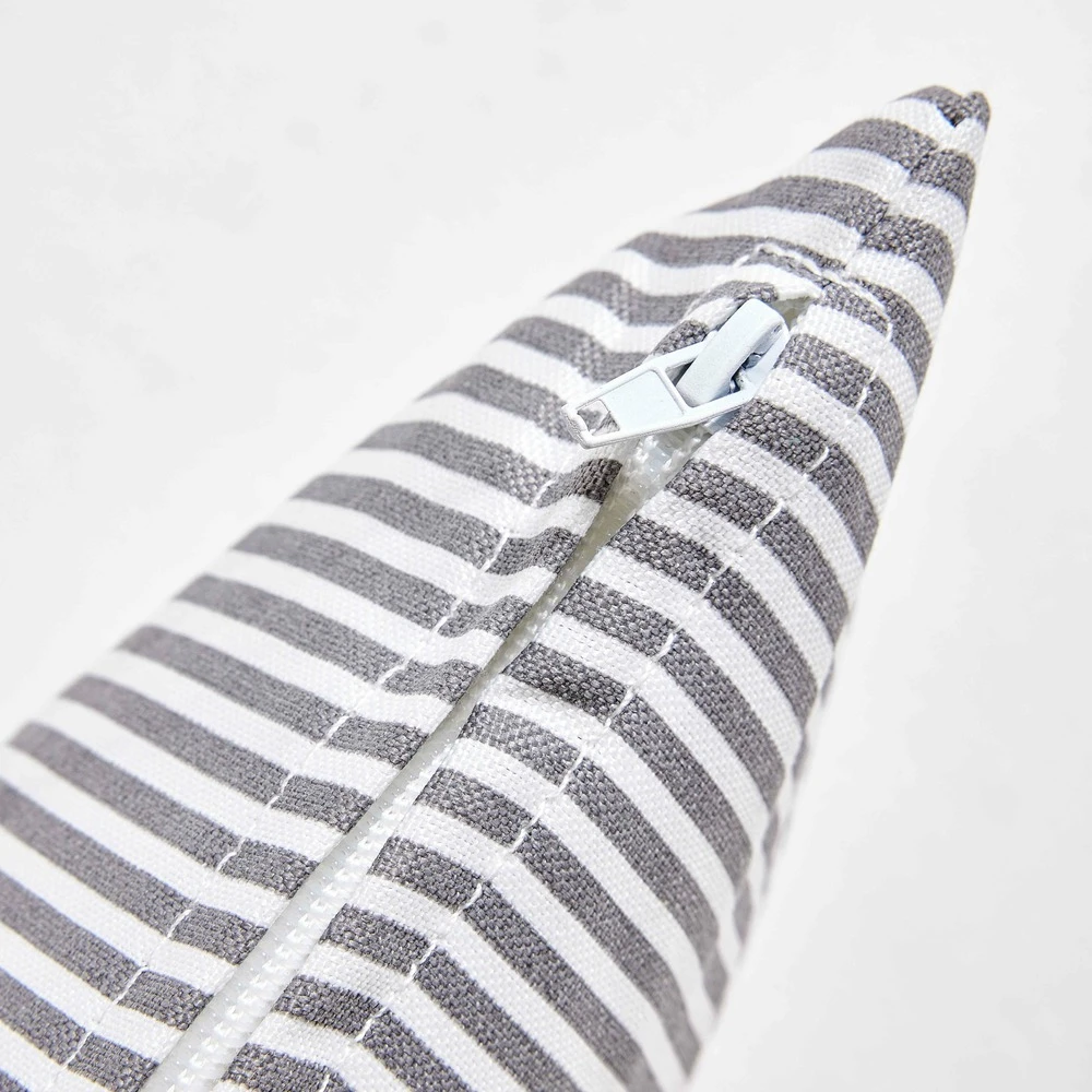 Lot De 2 Coussins Carrés Polyester Linea Gris 45x45x8 Cm 6 Lot De 2 Coussins Carrés Polyester Linea Gris 45x45x8 Cm – Image 4