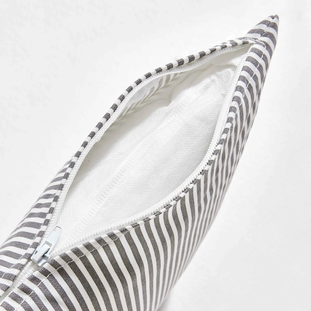 Lot De 2 Coussins Carrés Polyester Linea Gris 45x45x8 Cm 7 Lot De 2 Coussins Carrés Polyester Linea Gris 45x45x8 Cm – Image 5